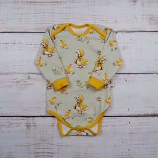 Žloutek. Slunce v kapse. Kačenka ve žlutém kabátku a malé kachňátko s ní. Žloutek, barva, která připomíná první jarní dny...