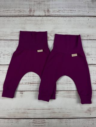 👖 Dvoje baggy. Stejný střih. Stejná barva. Na fotce vypadají úplně stejně… a přesto nejsou. Uhádnete, v čem je rozdíl? 😉 👉...